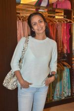 Suchitra Pillai at Anjana Khutalia paints designer Pria Kataria Puri in Satya Paul Store on 16th Feb 2012 (19).JPG